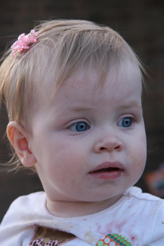 Jess_UKVisit2008-More (1).JPG - UK - Hanging outside.